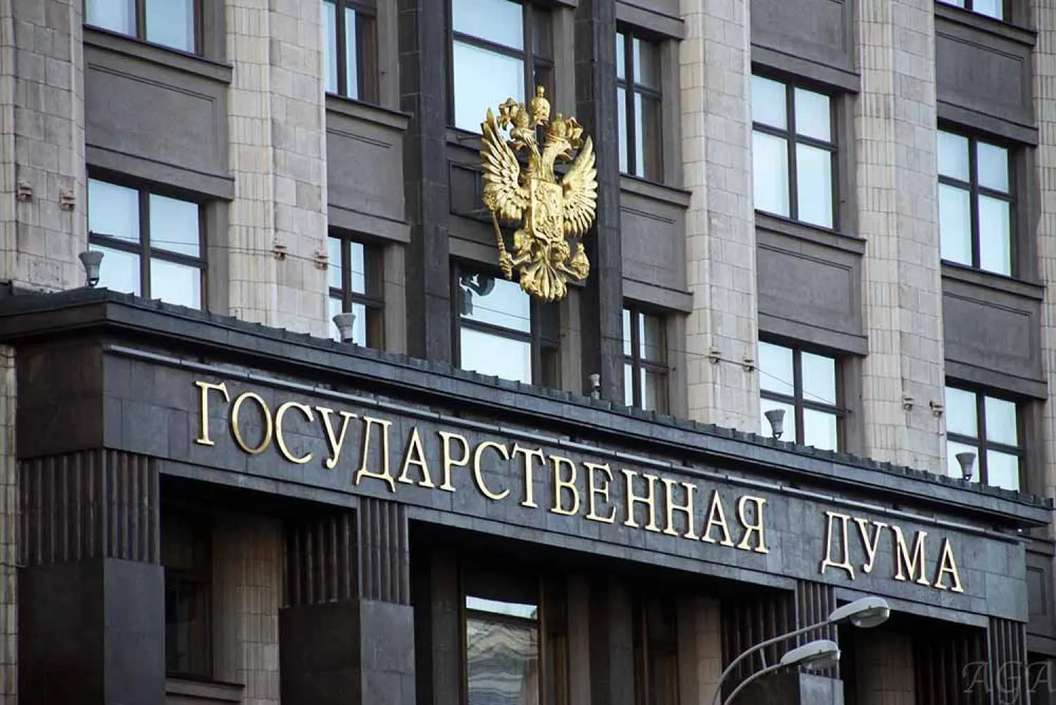Закон вводит ограничение в 10 лет с момента выбытия имущества из публичной собственности и предусматривает трёхлетний срок с момента выявления нарушения. Исключения — коррупция, экстремизм и собственность религиозных организаций. Параллельно суд подтвердил обращение в доход государства имущества предпринимателя.