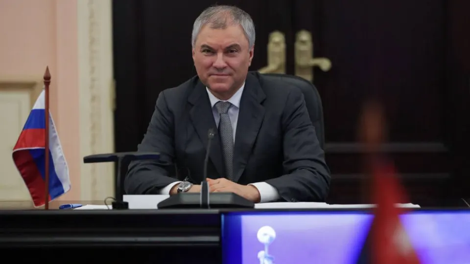 Председатель Госдумы связал использование западного оружия и спутниковых технологий с ударами по «гражданским объектам» и предупредил о возможном ответе, который «не оставит следа»; это заявление последовало после атаки на оккупированный Старобельск и последующих ударов по Киеву.