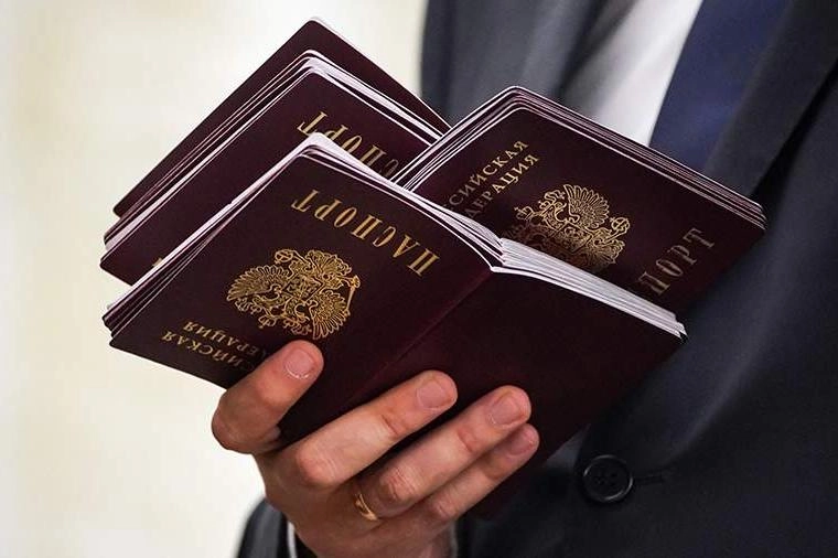 Фракция «Единая Россия» намерена внести поправки ко второму чтению законопроекта о гражданстве: иностранцам, «незаконно осуждённым» в других странах за поддержку России и СВО, могут разрешить получать РВП, ВНЖ и гражданство, сообщили в Госдуме.