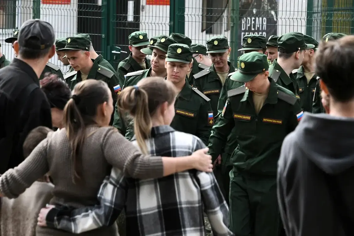Инициативная группа из свыше 450 женщин подала первый иск в Верховный суд и намерена оспаривать поправки, которые лишают выплат тех, кто не имел общего несовершеннолетнего ребёнка с погибшим.