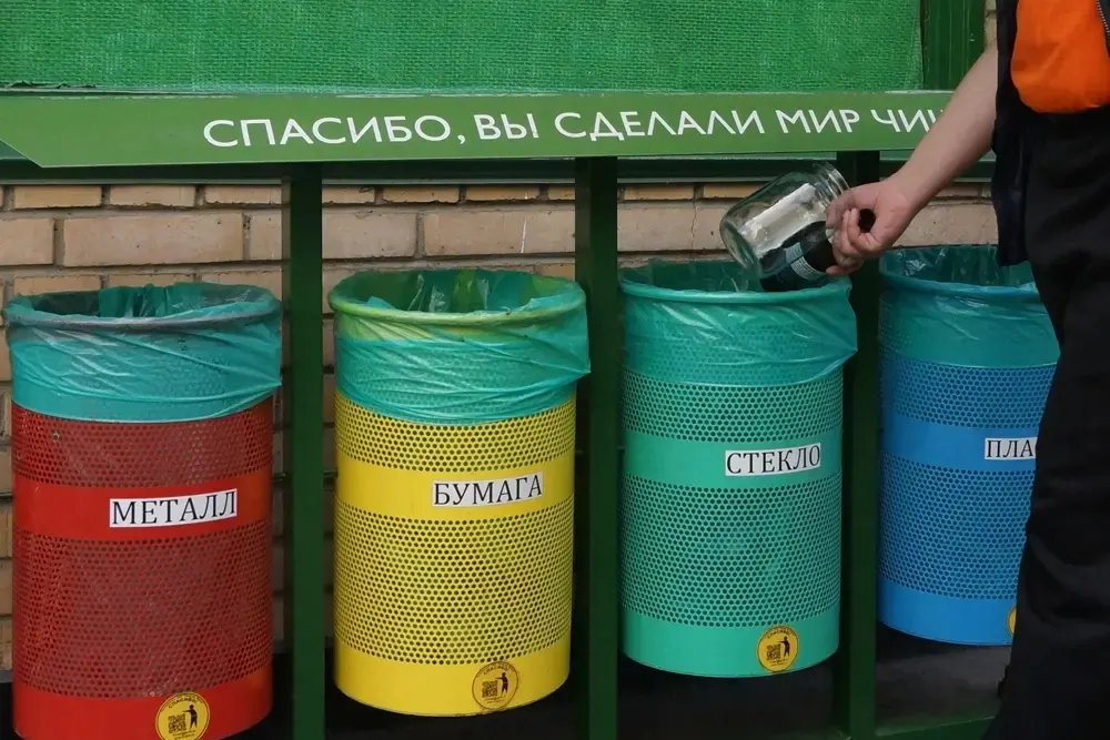 Из‑за обрушения цен на вторсырьё, роста издержек и дефицита квалифицированных кадров сеть пунктов раздельного сбора в десятках регионов становится убыточной: точки закрываются или сокращают приём, что ставит под угрозу выполнение целей по сортировке к 2030 году.