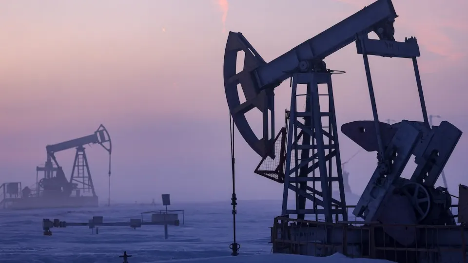 По обновлённому макропрогнозу Минэкономразвития добыча нефти в 2026 году продолжит падение четвёртый год подряд — до примерно 511 млн тонн. Причины — ухудшение финансовых показателей компаний, сокращение бурения и ограничения, связанные с текущей ситуацией.