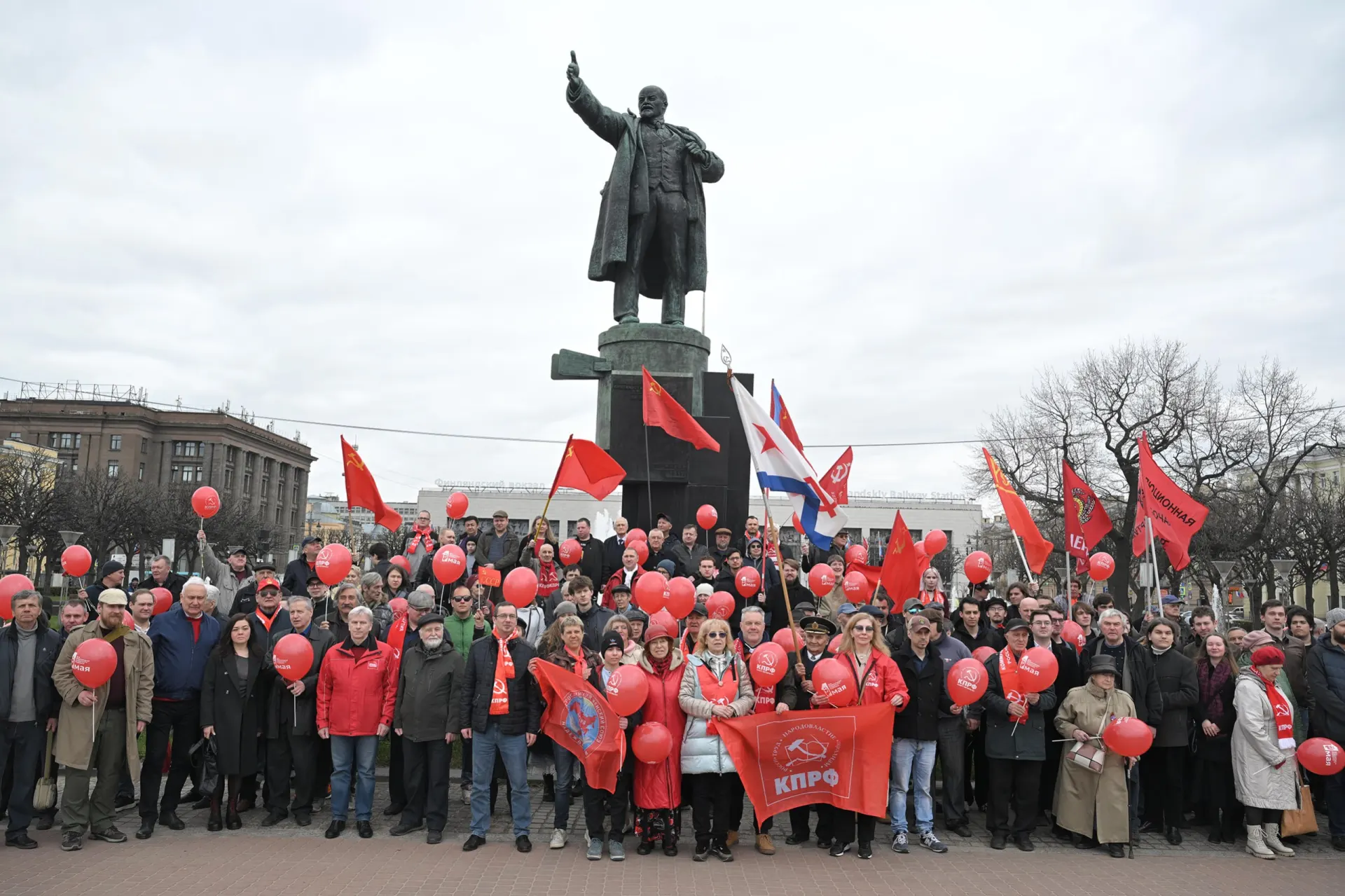 Акция КПРФ прошла в формате возложения цветов: полицейские наблюдали, не вмешиваясь. На площади заметили много молодёжи, а также распространяли листовки против принуждения студентов к использованию мессенджера Max.