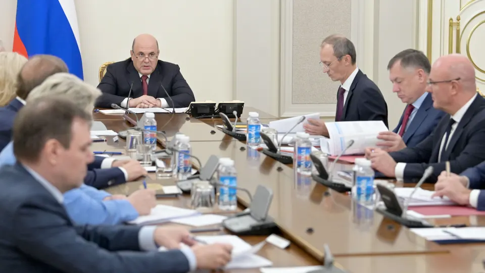 Из-за серии ударов беспилотников и падения переработки власти договорились с крупнейшими нефтекомпаниями о госконтроле за объемами производства, отгрузками и ценами на топливо.