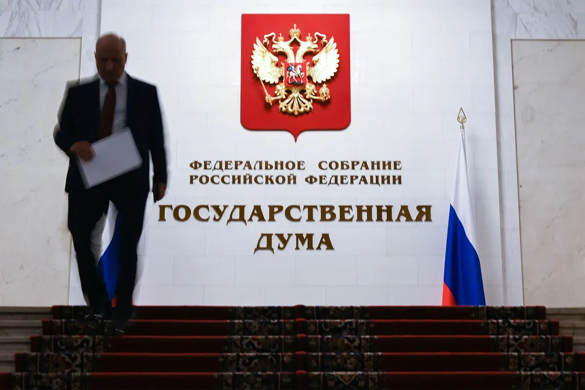 Законопроект, внесённый в 2024 году и прошедший первое чтение в мае 2025 года, вводит закрытый перечень нарушений, за которые можно изымать имущество граждан, находящихся за пределами РФ.