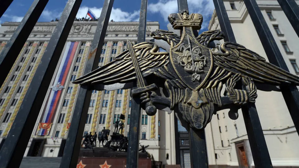 Минобороны хочет получать в распоряжение акции, земельные участки, технику и производственные базы национализированных предприятий стройотрасли без передачи через посредников, чтобы быстрее задействовать мощности для гособоронзаказа; при этом долги и трудовые обязательства компаний сохранятся.