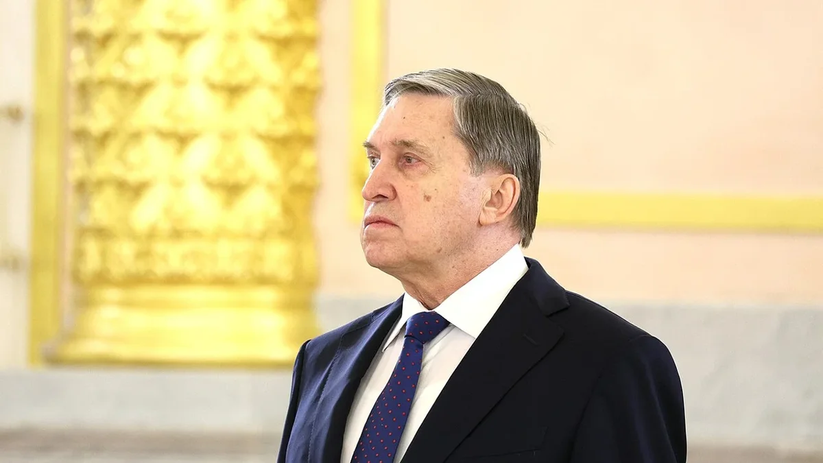 Помощник российского руководителя заявил, что прекращение боевых действий возможно лишь после вывода украинских войск из Донбасса. По его словам, США продолжают попытки урегулирования, а встреча лидеров возможна только при достижении окончательных договорённостей.