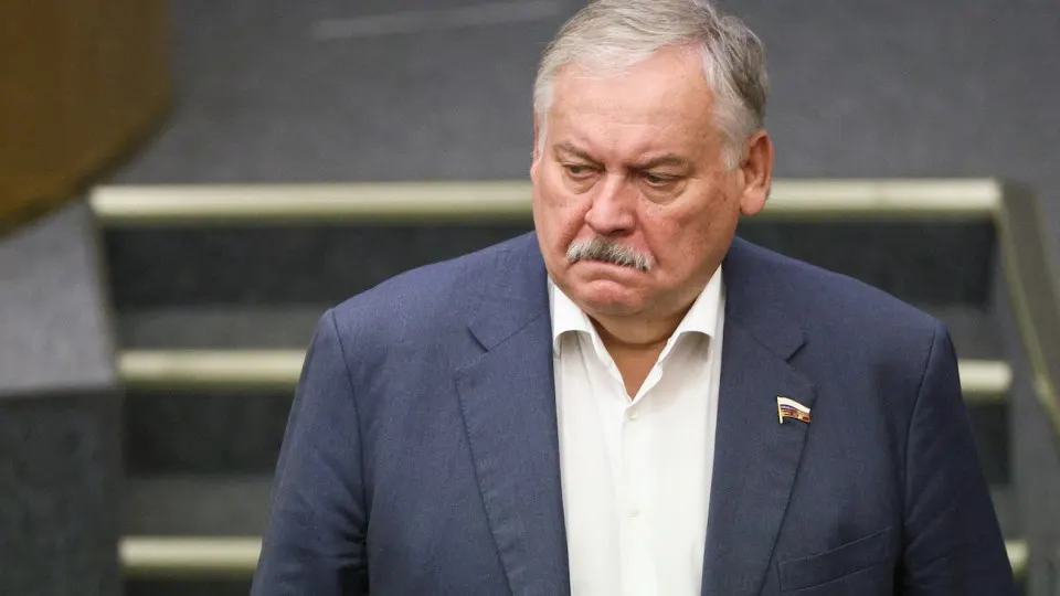 Первый зампред комитета Госдумы Константин Затулин заявил, что Латвия и Эстония не выполнили обещаний при распаде СССР, введя статус «неграждан» и создавая сложности для русскоязычного населения. Его слова прозвучали на фоне законопроекта о праве президента применять войска за рубежом для защиты россиян.