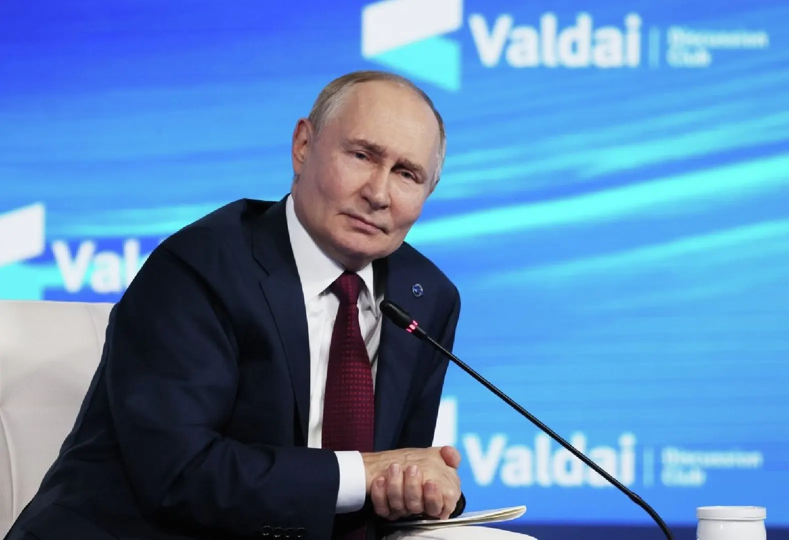 Международный уголовный суд разъяснил, что государства, ратифицировавшие Римский статут, при приглашении Владимира Путина на переговоры обязаны выполнить ордер на арест. Освобождение от этой обязанности возможно лишь при участии ООН и соответствующих процедур.