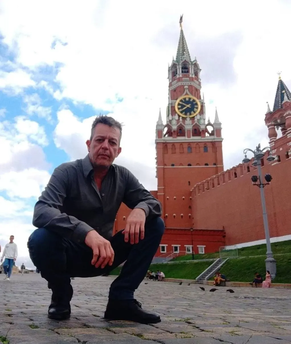 Художник задержан за просроченную подачу бумаг для продления ВНЖ — отправленные «Почтой России» документы не дошли, защита планирует обжаловать протокол.