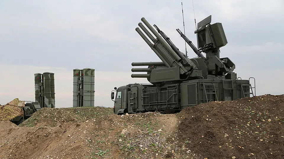 Российские военные применяют новую систему радиоэлектронной борьбы, способную заглушать связь терминалов Starlink на площади до 20 км². Система производится в Симферополе, её стоимость оценивают примерно в 1,5 млн долларов за единицу. Приводим данные о принципе работы, случаях применения и ответных мерах.