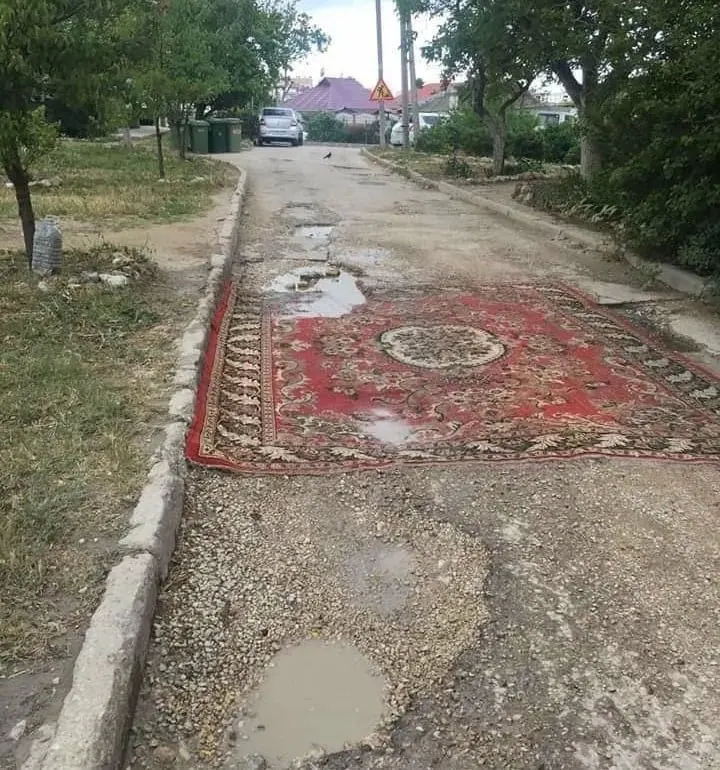 В Госдуму внесён законопроект, который позволяет жильцам ремонтировать асфальт во дворах и на местных дорогах без обязательного согласования. Правительство выступило против, ссылаясь на необходимость привлечения специалистов.