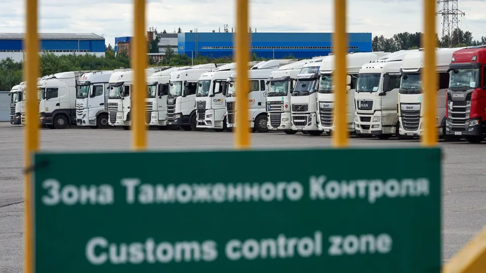 Правительство ввело переходный период для новой системы подтверждения ожидания товаров (СПОТ): обязательные обеспечительные платежи отложены, упрощённый порядок ввоза для ряда поставок продлён до конца августа, чтобы избежать сбоев в поставках и дать время на адаптацию.