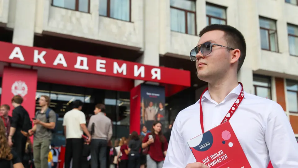 Московский филиал вуза разослал предложение о вступлении в добровольческий отряд для защиты столичного региона от беспилотников. Параллельно идёт общероссийская кампания по набору студентов в войска БПЛА с планами привлечь десятки тысяч человек.