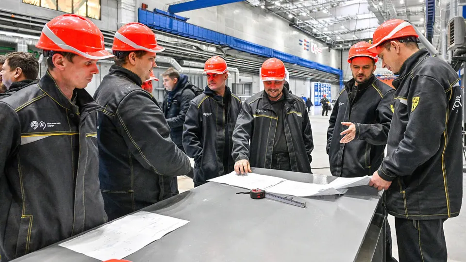 Опрос OMI показывает: свыше трети работников регулярно работают сверхурочно (в среднем 7 часов в неделю). Оформление переработок и получение полной компенсации остаются редкостью; эксперты связывают это с дефицитом кадров. Недавно также изменили нормативы по сверхурочной работе.