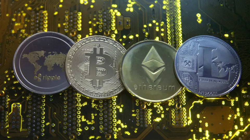 Собираются ввести обязательную идентификацию (KYC), контроль крупных операций и правило сопровождения переводов — цифровые депозитарии и банки получат полномочия блокировать подозрительные криптоплатежи.