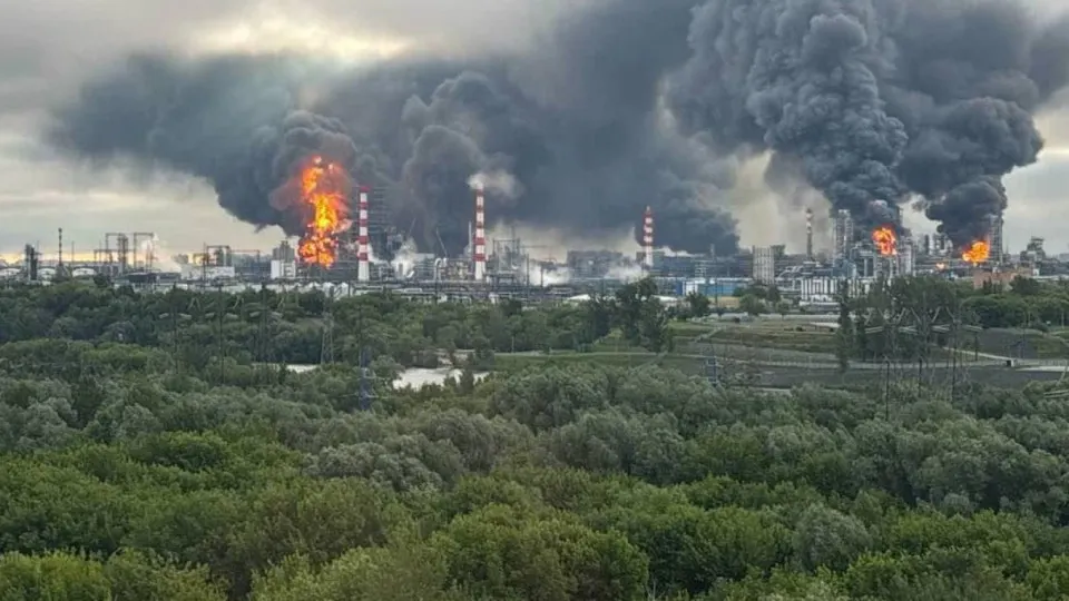 По сведениям осведомлённых источников, ВСУ при поддержке американской разведки наносят удары по российским НПЗ и военным объектам; это привело к снижению объёмов переработки в РФ до минимального за 21 год уровня и введению ограничений на продажу топлива в 61 из 89 регионов.