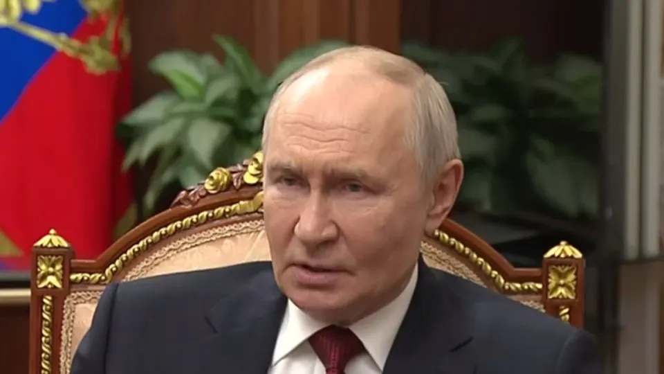 Президент заявил, что Киев предлагал взаимно прекратить дальнобойные удары и ограничить боевые действия четырьмя оккупированными регионами, но Россия откажется «спасать» режим. Он также отметил последствия ударов по инфраструктуре и назвал их частью информационной операции.