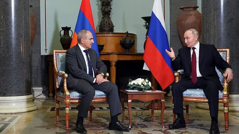 Российский лидер по телефону поздравил премьер‑министра Армении с днём рождения и обсудил итоги заседания Высшего евразийского экономического совета, где обсуждали участие Армении в ЕАЭС на фоне её планов сближения с ЕС.