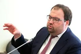 На IT‑завтраке в рамках ПМЭФ‑2026 глава Минцифры Максут Шадаев заявил, что встраивание механизмов возрастной идентификации в платформы станет ближайшей задачей; ведомство изучает опыт зарубежных сервисов.
