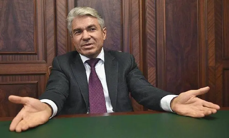Заместитель министра юстиции сообщил, что лишь 4% лиц и организаций, внесённых в реестр иностранных агентов в 2025 году, получали деньги из‑за рубежа; после 2022 года в закон добавили пункт об «иных формах влияния», расширив основания для внесения в реестр.