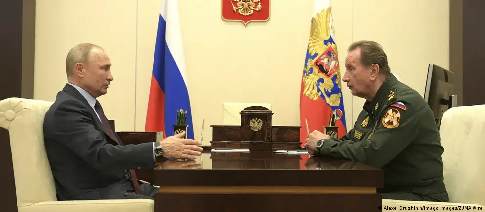 Руководство ФСБ и Росгвардии якобы добивалось переноса сентябрьских выборов из‑за ухудшающейся экономической ситуации и падения рейтинга правящей партии. В Кремле заявили, что обсуждений не велось; против переноса выступают Дмитрий Медведев, Сергей Кириенко и Алексей Громов.