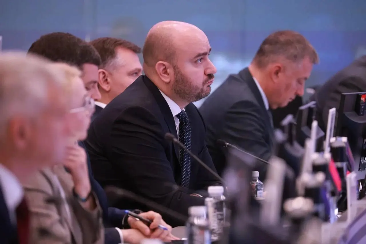 В Москве прошло совещание по поставкам бензина и дизеля в регионы — обсуждали меры для стабилизации рынка и взаимодействие федерального центра, регионов и поставщиков.