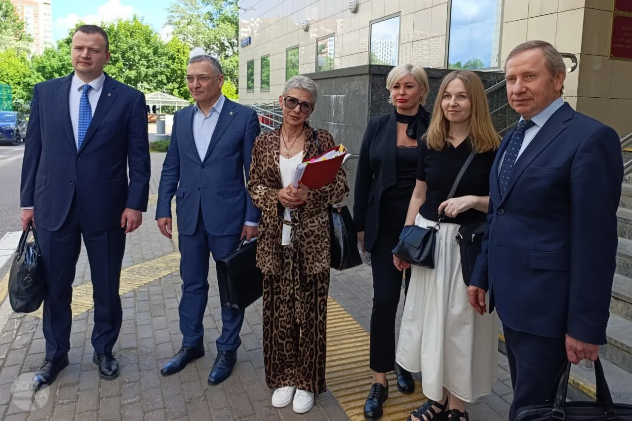 Апелляция оставила в силе решение о лишении адвокатского статуса троих юристов, которых Минюст обвинил в длительном отсутствии из России. Адвокаты и представители палаты считают, что вопрос должен решаться внутри адвокатского сообщества, а не в государственном суде.