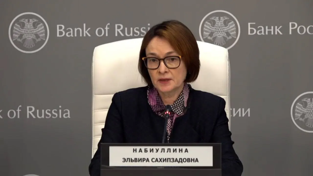 Глава Центробанка провела пресс‑конференцию, на которой пояснила пропуск мероприятий потерей голоса из‑за простуды и объявила снижение ключевой ставки до 14,25% годовых.