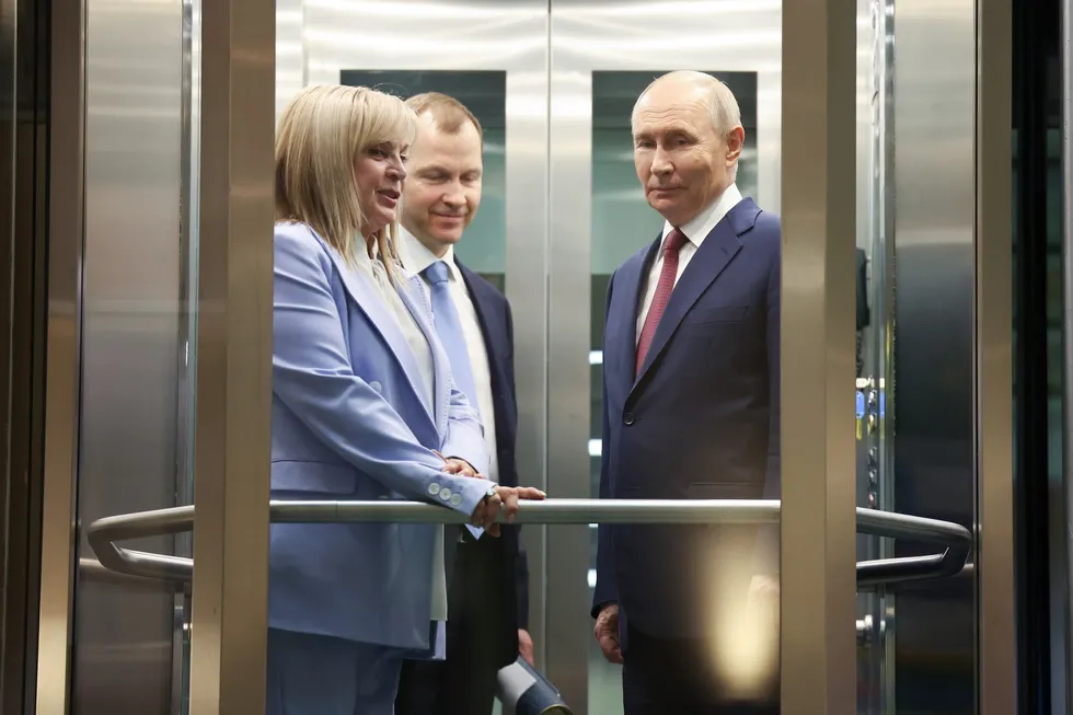 Руководители силовых структур лоббируют у президента перенос или отмену думских выборов на фоне экономических проблем, падения рейтингов и роста социальных рисков. В администрации и в политическом блоке идут споры; официальных решений нет.