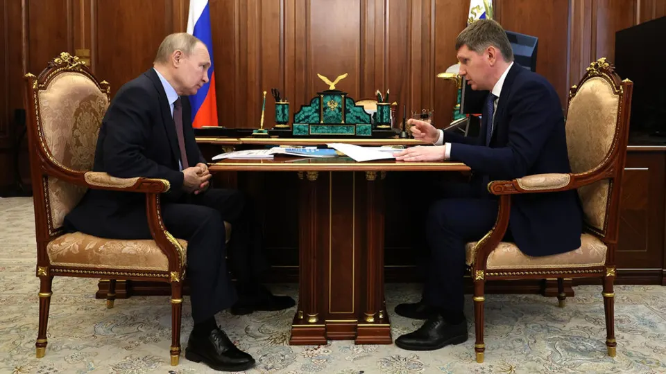 Президент потребовал запустить новый инвестиционный цикл и назвал рост инвестиций ключевым показателем работы властей, но министр экономразвития перечислил множество факторов — от бюджетной экономии и высоких ставок до национализации и утраты доверия бизнеса — из‑за которых когда‑либо ощутимого роста пока не видно.
