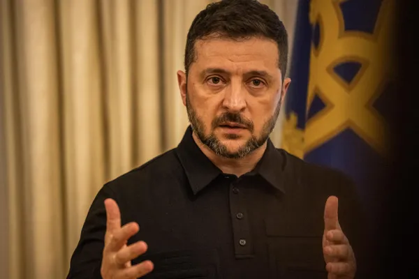 Президент оценил письмо украинского лидера критически: пока нет реальных гарантий и договорённостей — смысла в личной встрече он не видит. В тексте затронуты вопросы возраста, дееспособности, легитимности власти, международных гарантий и недавних ударов по гражданским объектам.