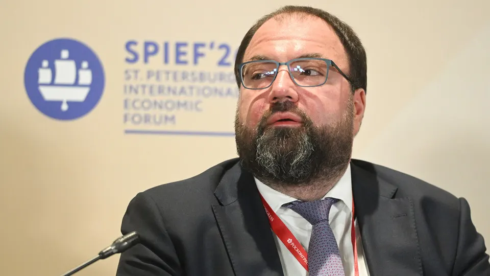 Минцифры обсуждает внедрение систем возрастной идентификации на онлайн-платформах — вероятно, с привязкой к «Госуслугам». Эксперты предупреждают о рисках утечек персональных данных и дополнительных расходах для ресурсов.