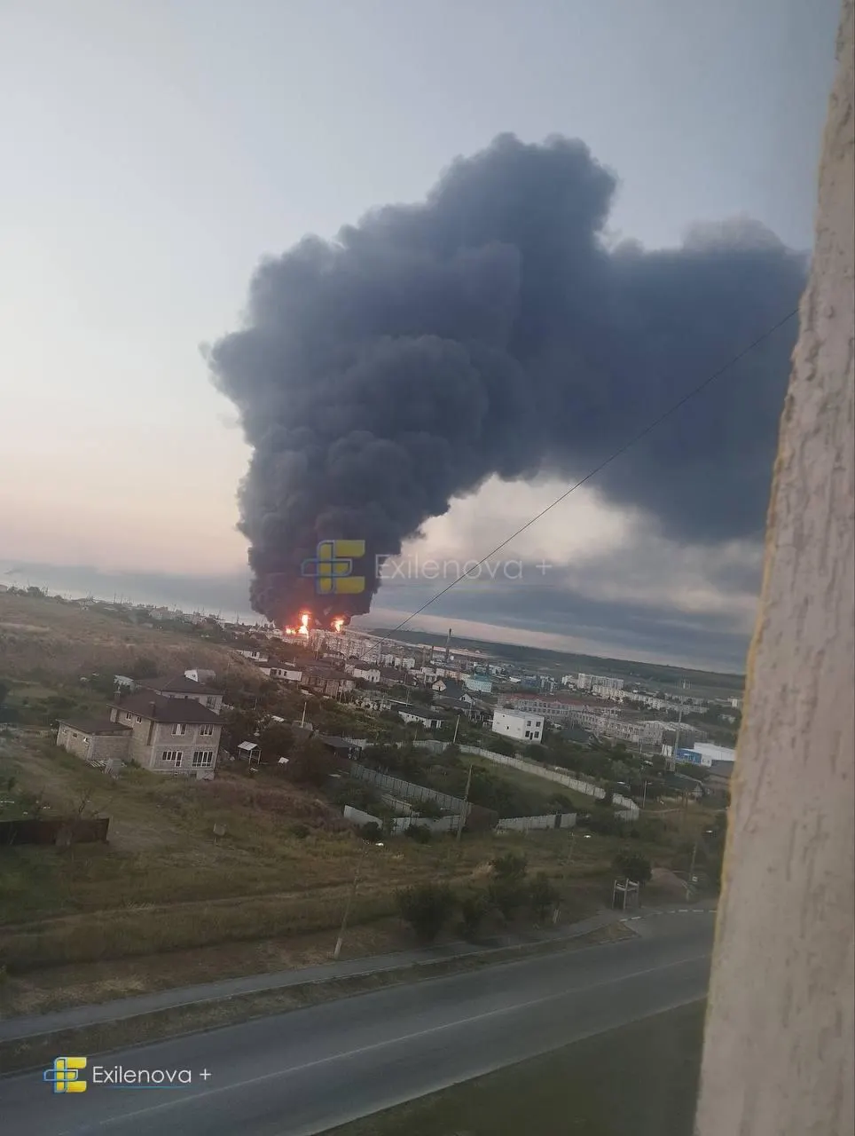 В результате удара БПЛА в районе Керченского пролива погибли как минимум пять человек, сообщения о десятках пострадавших и пожарах на объектов инфраструктуры.