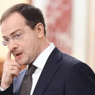 Помощник президента Владимир Мединский заявил о необходимости обязать выпускников, обучавшихся на бюджетных местах, заключать трудовые контракты и отрабатывать в распределённых местах — предложение обсуждается как способ борьбы с дефицитом кадров в регионах.