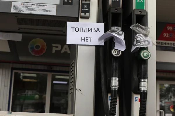 По итогам совещания президент отметил работу НПЗ на максимальных мощностях и использование запасов, однако дефицит бензина и очереди на заправках остаются.