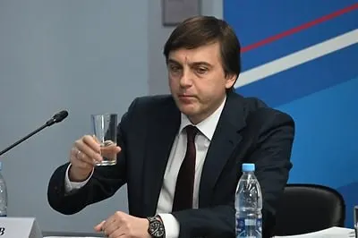 Министерство образования включило в рекомендованный список для внеклассного чтения на каникулы современные, в том числе патриотические, книги о Родине и о подвигах современных защитников Отечества, в том числе о героях специальной военной операции.