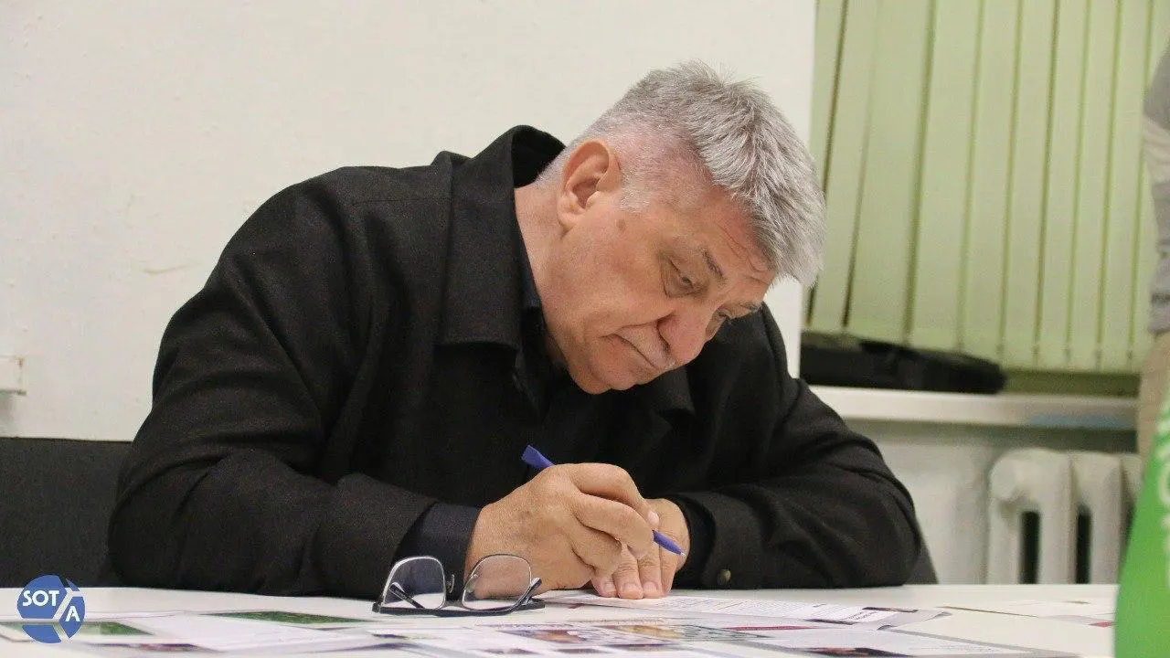Президент направил телеграмму, в которой отметил вклад Сокурова в современный кинематограф. В последних годах режиссёр фактически находится под негласным запретом: его фильмы не получают прокатных удостоверений, а в январе 2026 года он был исключён из Совета по развитию кинематографии.