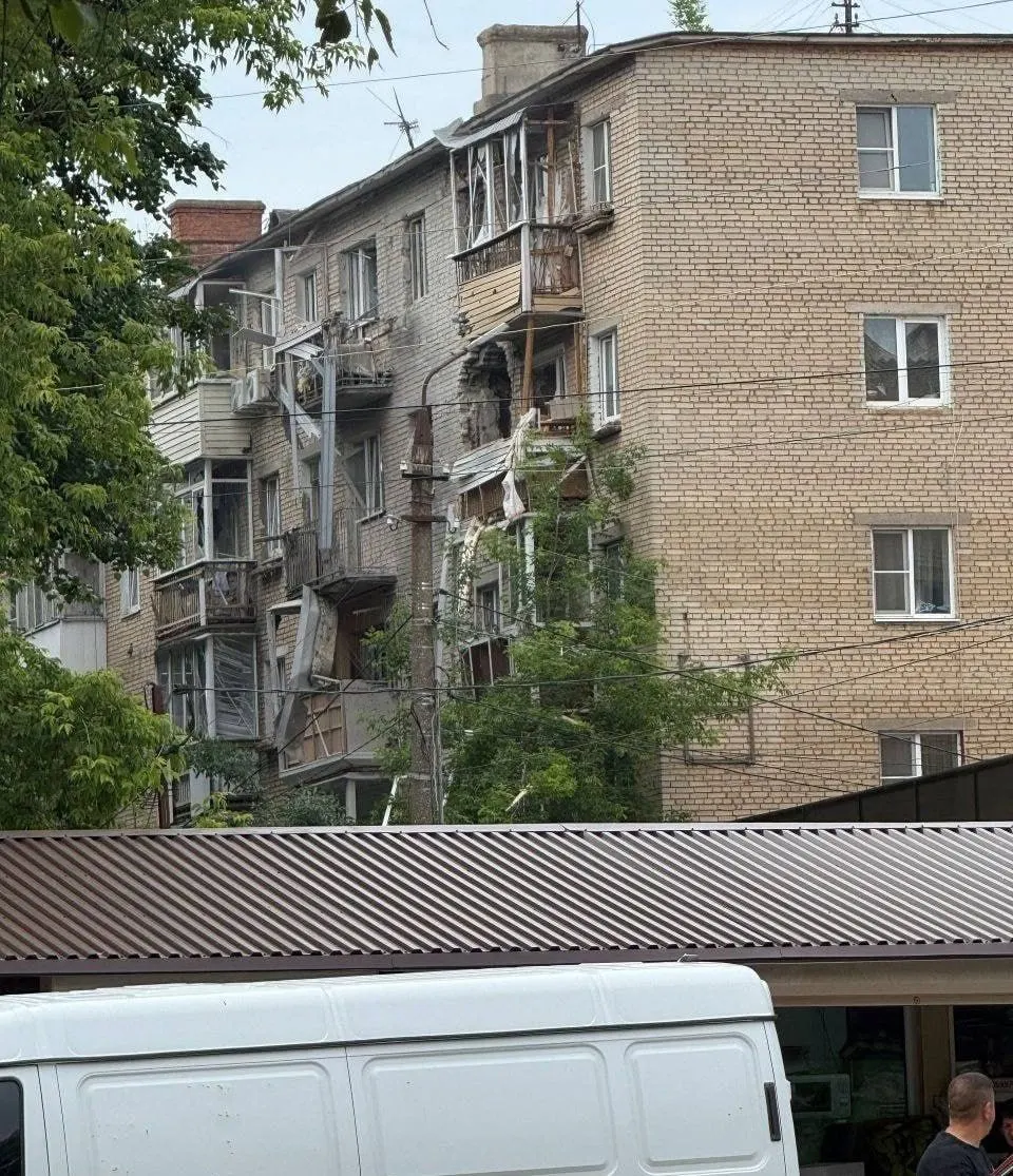 В Тульской области в жилой дом попал украинский беспилотник; власти эвакуировали жителей, сообщений о пострадавших нет. По стране продолжают сбивать волны дронов, введены ограничения в ряде аэропортов.