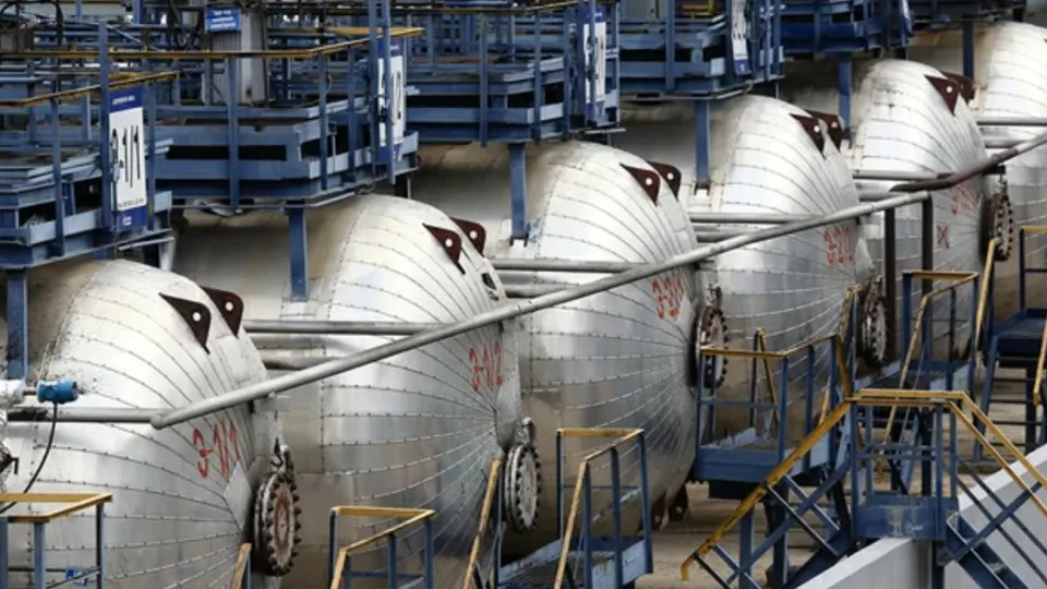 Норматив по продажам бензина на бирже предлагают уменьшить с 15% до 10% на период с июля по сентябрь 2026 года, чтобы перенаправить освободившиеся объёмы сельскому хозяйству и социально значимым потребителям.