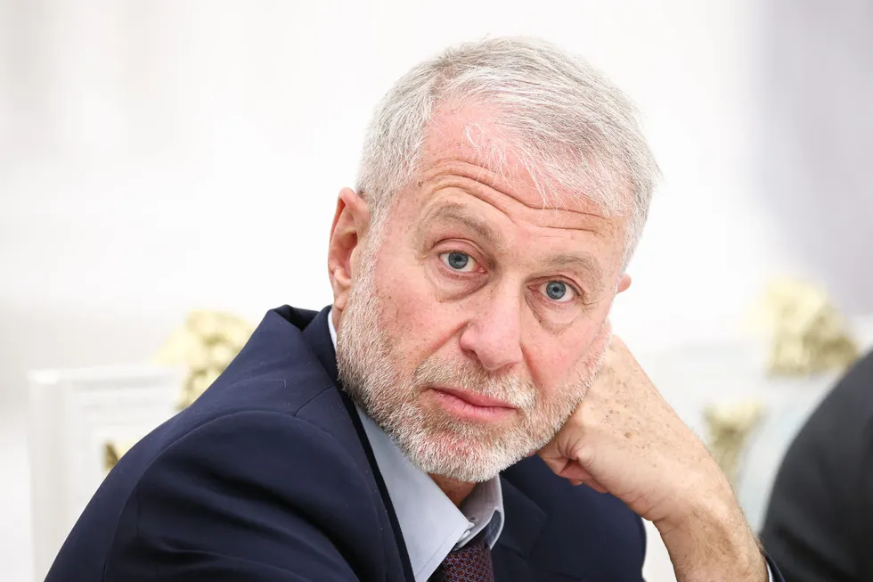 По сведениям нескольких источников, российский бизнесмен Роман Абрамович посетил Киев в мае и через него президенту России было передано предложение о личной встрече с президентом Украины. Официальных подтверждений пока нет.