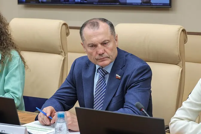 Депутаты предлагают закрепить в законе формат, при котором учащиеся вузов и колледжей будут проводить до 50% учебного времени на базовых предприятиях. Инициатива мотивирована низкой готовностью выпускников к работе, но в ней не учтены вопросы оплаты и защиты прав студентов.