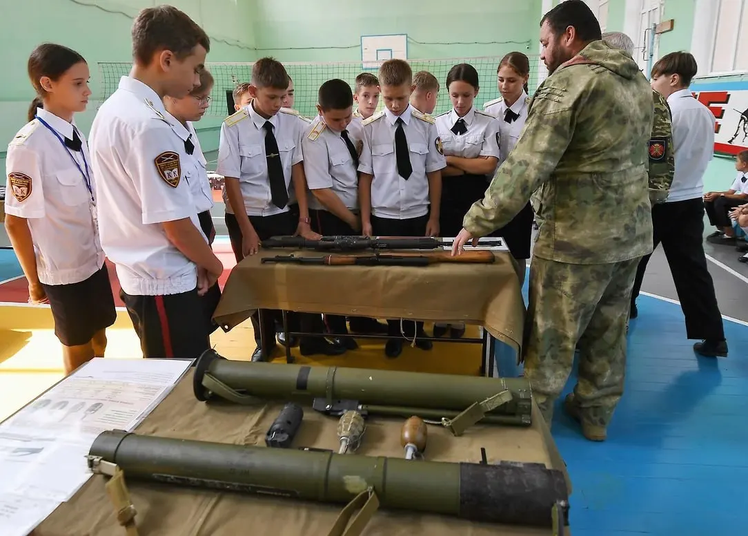 Российское военно-историческое общество предложило вовлечь старшеклассников и студентов в сбор рассказов участников и волонтёров «СВО» — материал хотят использовать в школьных музеях и цифровом архиве.