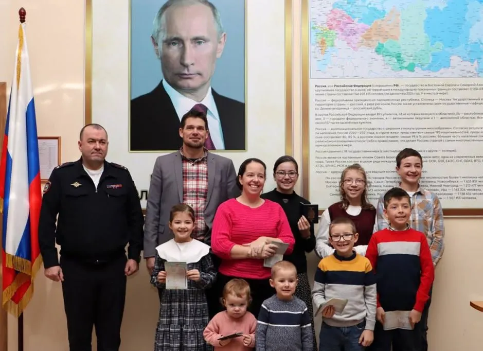 В 2025 году 1112 иностранцев получили специальную визу для переезда в Россию как лица, разделяющие традиционные духовно-нравственные ценности. Процедура позволяет в упрощённом порядке оформить РВП без квот и экзаменов.