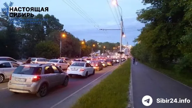 После введения жестких лимитов на АЗС в ряде сибирских регионов в Иркутске возник дефицит бензина: розничные станции закрываются или обслуживают только корпоративных клиентов, водители часами стоят в очередях, междугородние автобусы рискуют остаться без топлива.