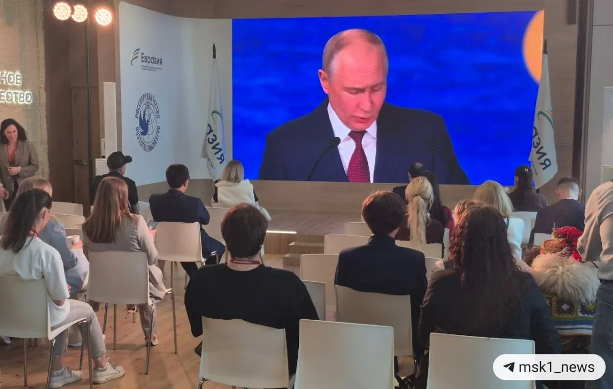 Президент отметил рост значимости стран Глобального Юга и БРИКС, переход к многополярности, перестройку глобальной торговли и влияние заморозки резервов на главные мировые валюты.