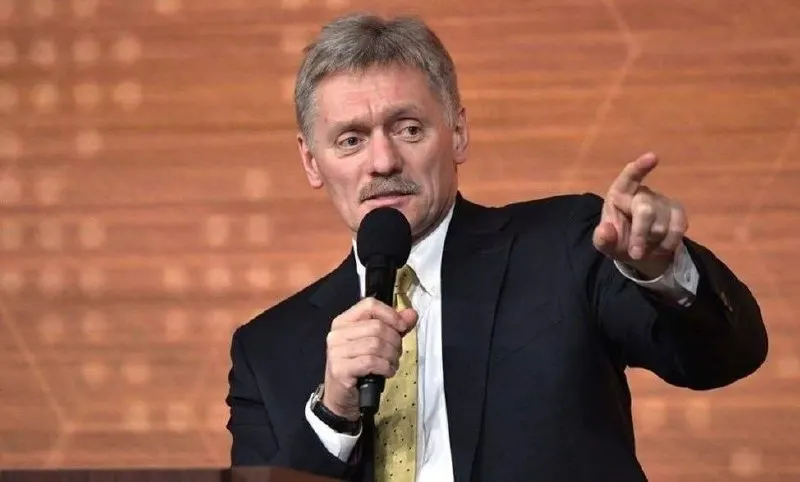 Пресс‑секретарь Кремля заявил, что операция прекратится при уходе украинских войск с территорий РФ; удар по колледжу в Старобельске назван преднамеренным. Москва остаётся открытой к переговорам, контакты с США сохраняются.