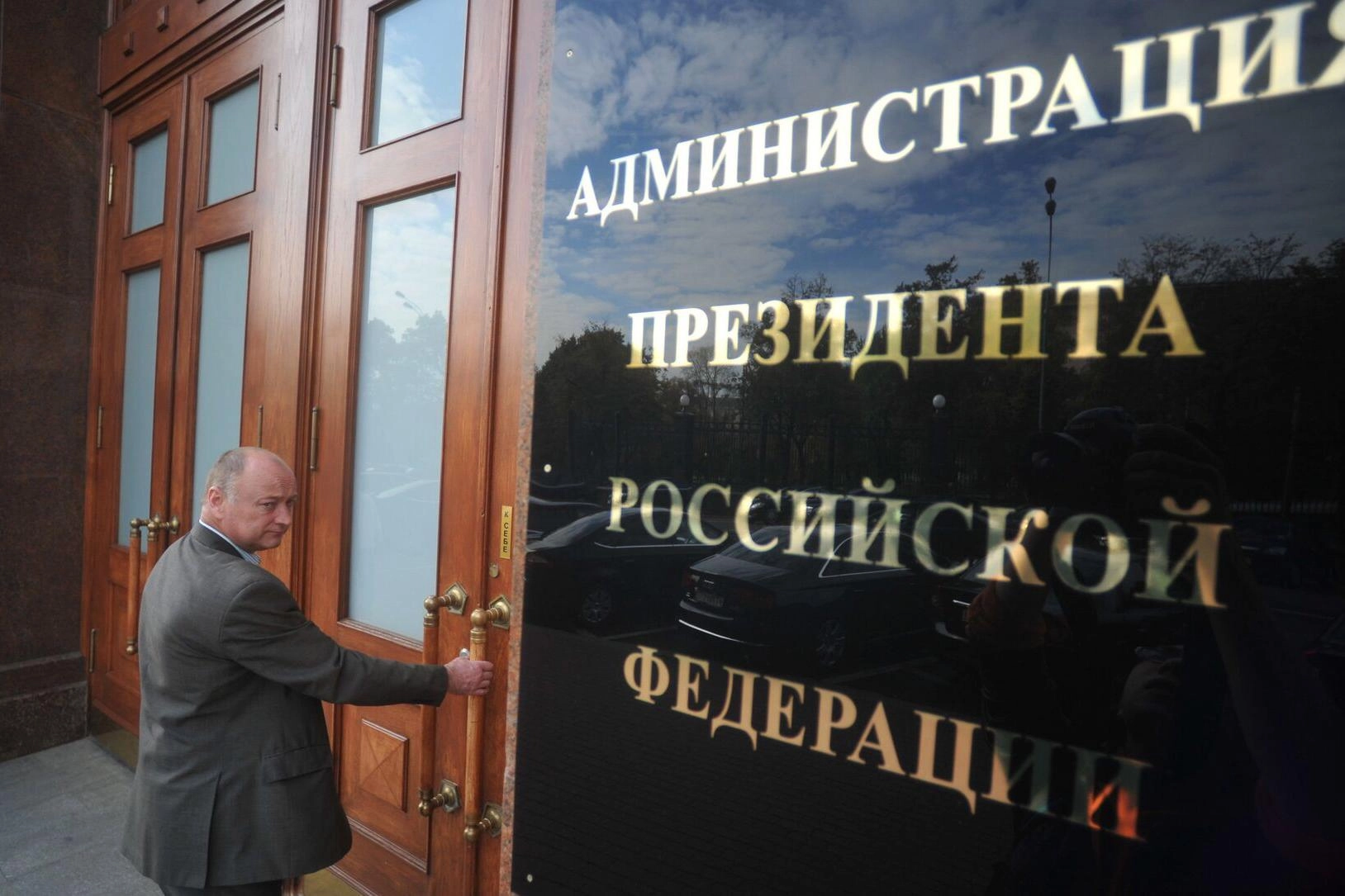 12 июня подписан указ о назначении Александра Матвеева руководителем канцелярии президента. Матвеев работает в администрации с нулевых годов и сменил на посту Андрея Казакова.