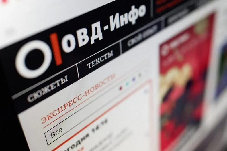 Ряд правозащитных и культурных структур, включая «ОВД‑Инфо», «Револьт‑центр» и подразделения «Мемориала», внесены в реестр Росфинмониторинга как причастные к экстремистской деятельности. Решение влечёт уголовную ответственность для участников, спонсоров и пользователей услуг таких организаций.