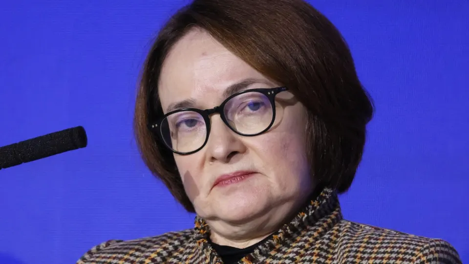 Резкий рост цен на бензин и падение выпуска нефтепродуктов усиливают инфляционное давление и могут отложить ожидаемое смягчение монетарной политики — Центробанк уже сократил ставку незначительно, но дальнейшие шаги становятся менее вероятными.